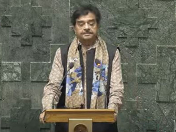 webnexttech | Lok Sabha: Shatrughan Sinha takes oath as MP from Asansol