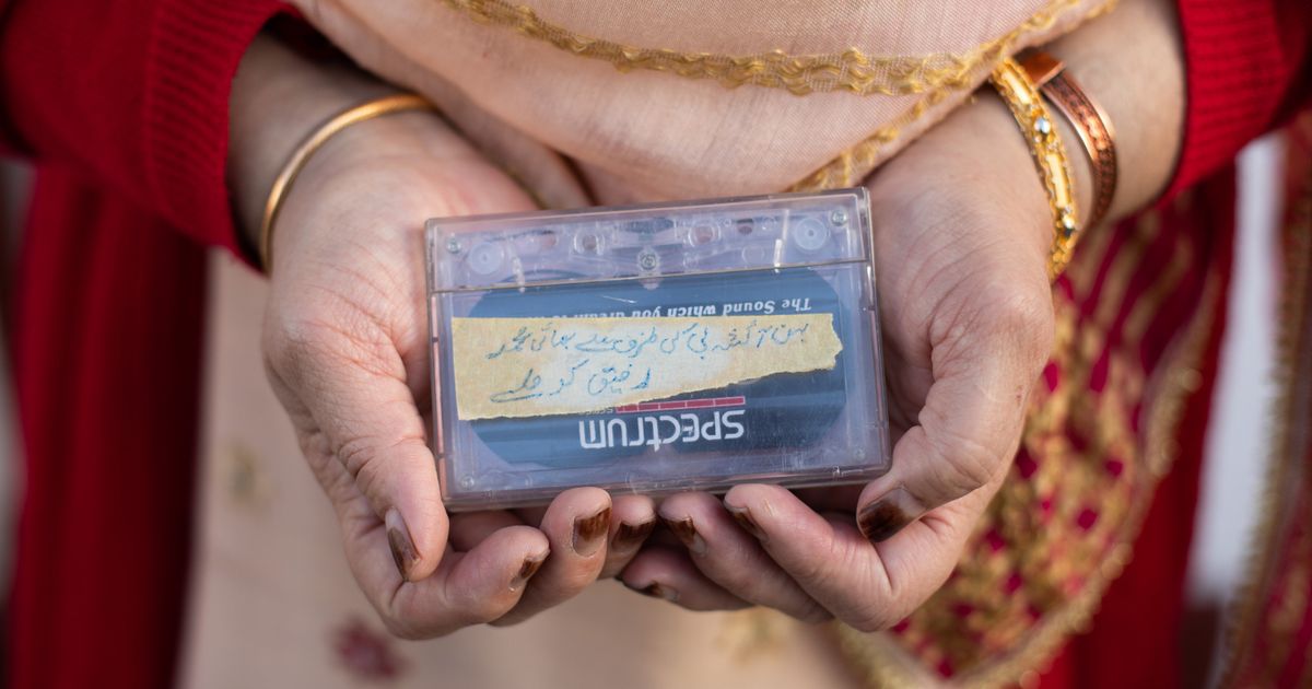 webnexttech | The wonderful way families kept in touch with Pakistan before Whatsapp and phone cards were invented