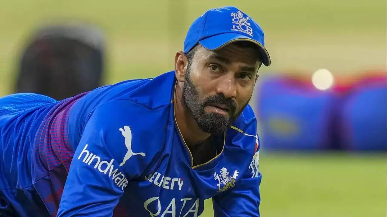 webnexttech | Fan mistakes Dinesh Karthik for ‘12th Fail’ actor, gets hilarious reply