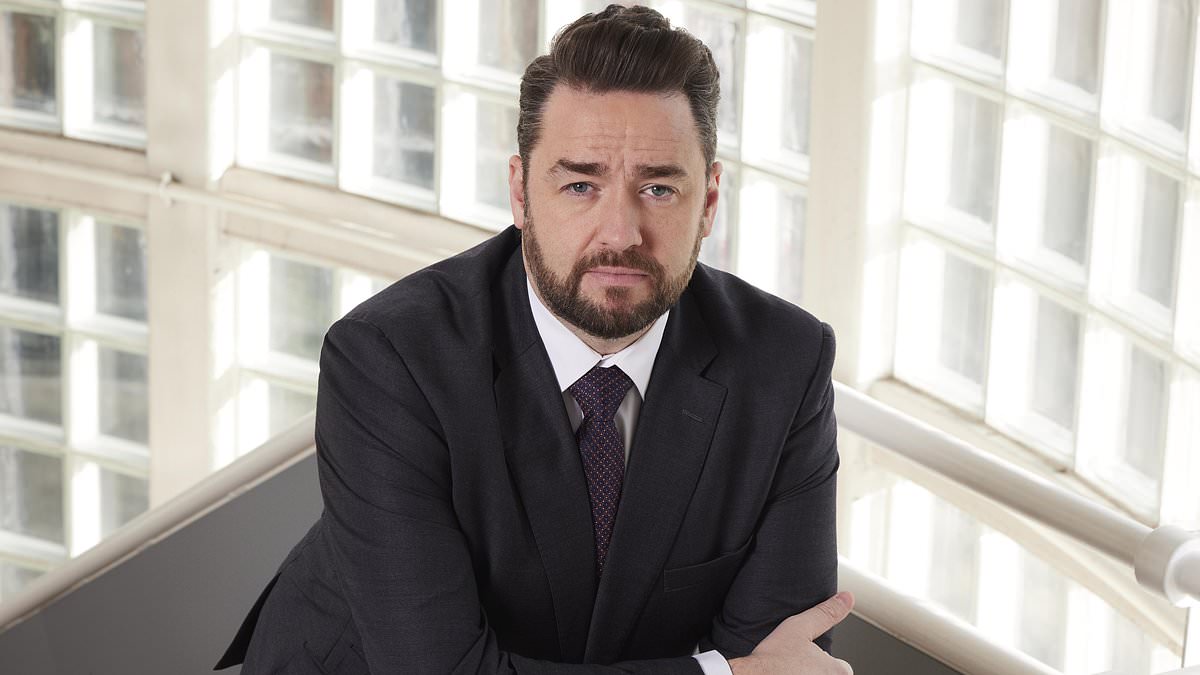 webnexttech | Fans slam new series of Waterloo Road as they brand the show 'awful' and 'unrealistic' as comedian Jason Manford joins the cast to poor reviews