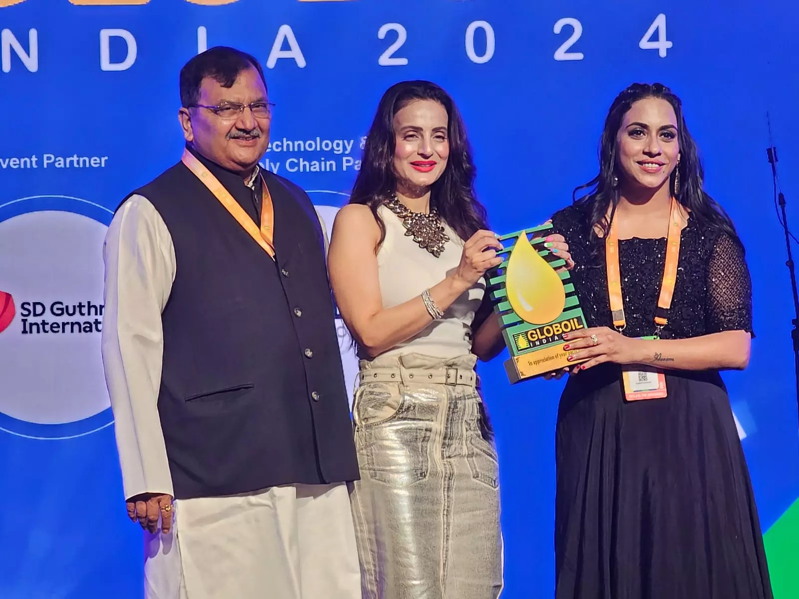 webnexttech | Ameesha Patel stole away the limelight at the 27th Globoil Award ceremony