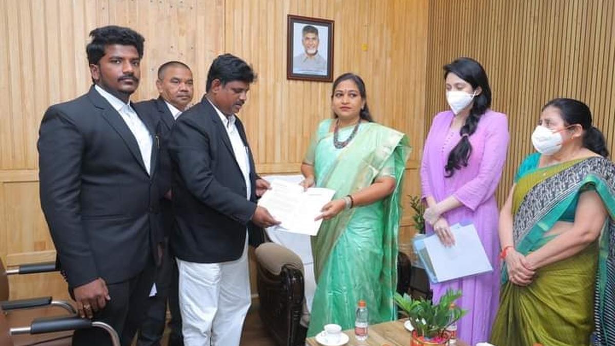 webnexttech | Actor Kadambari Jethwani meets Andhra Minister for Home