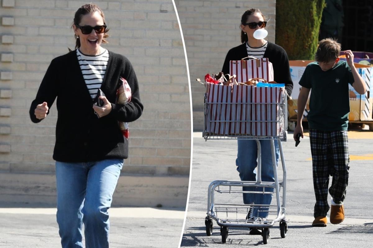 webnexttech | Jennifer Garner blows massive gum bubble while grocery shopping with 12-year-old son Samuel in LA