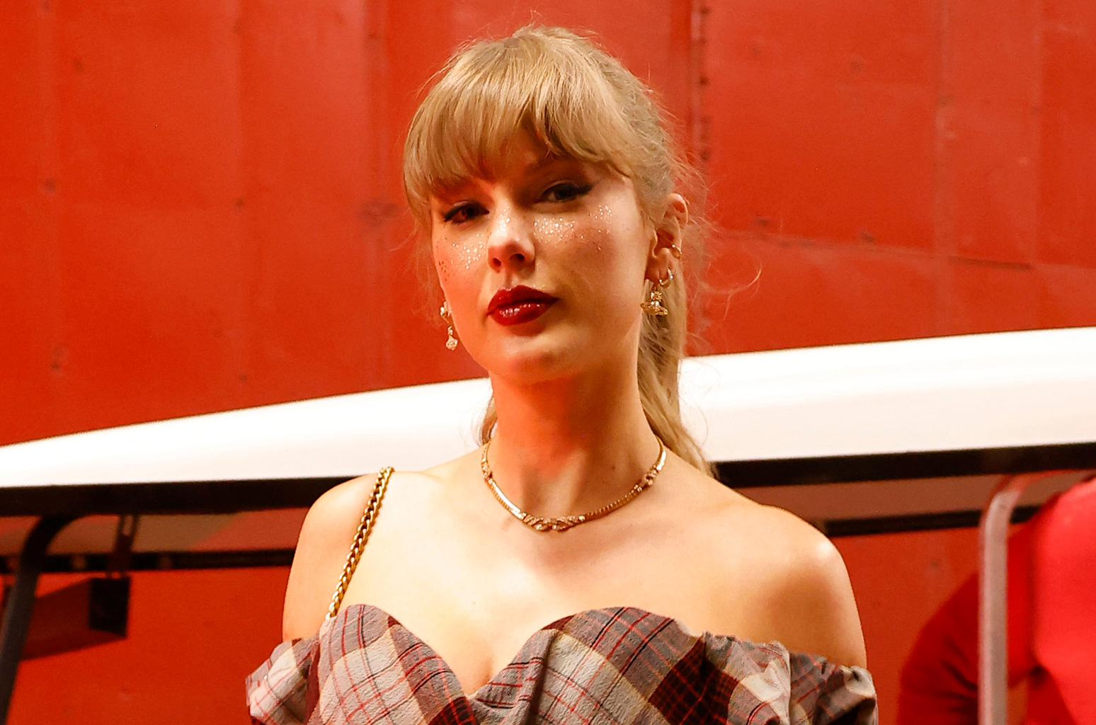 webnexttech | Taylor Swift Re-Creates Game-Day Photo With Pregnant Brittany Mahomes: ‘Same Girls, New Bump’