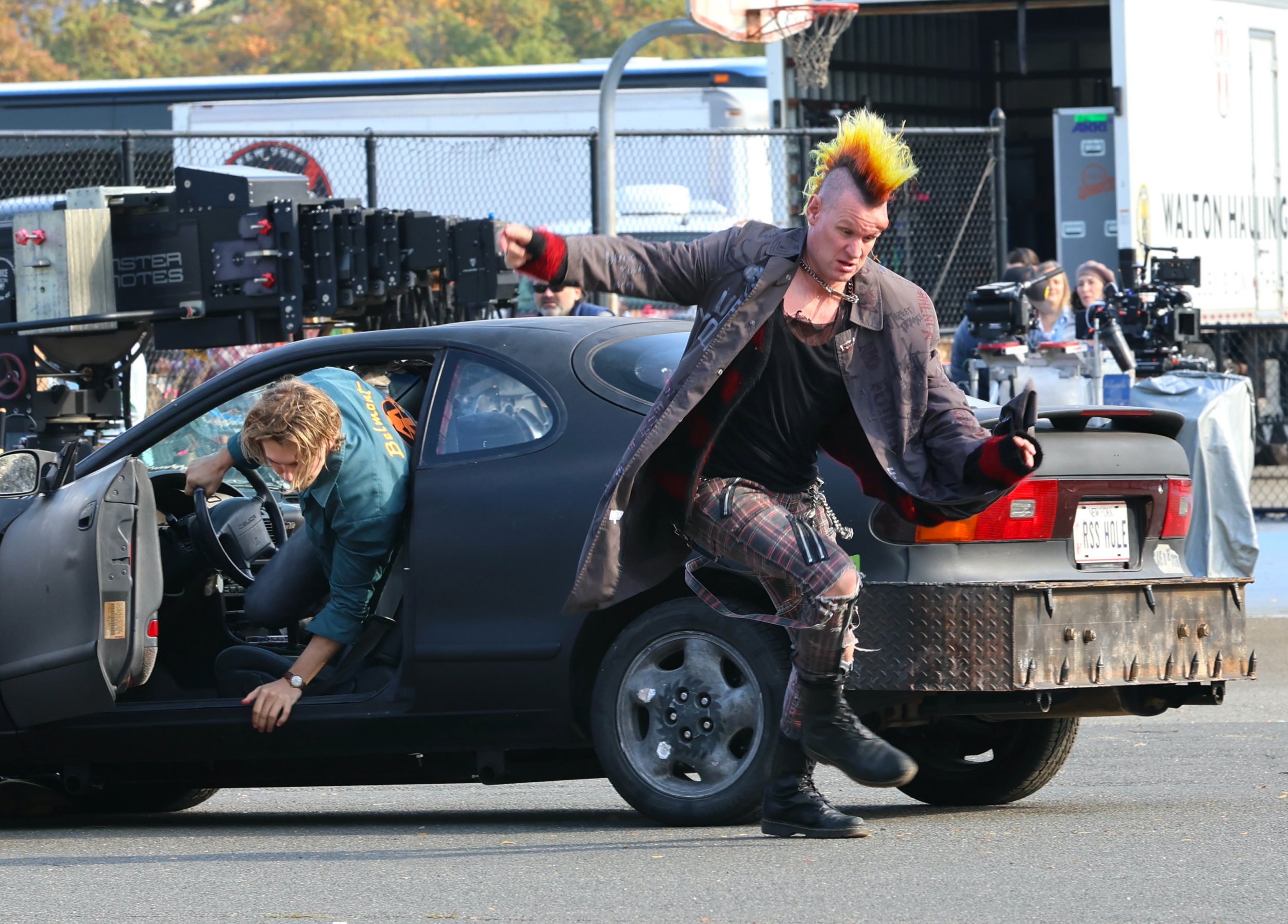 webnexttech | Matt Smith unrecognisable with fiery mohawk filming alongside Austin Butler for Caught Stealing