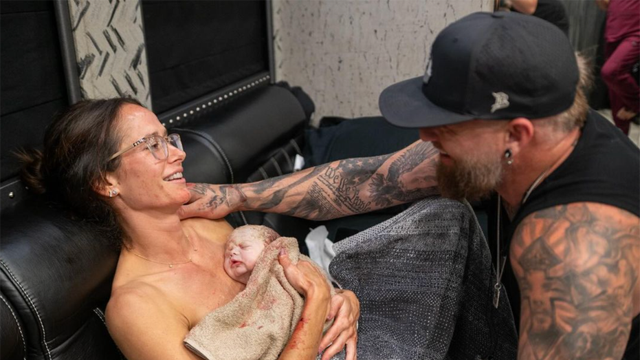 webnexttech | Country star Brantley Gilbert's wife told him to go finish concert after she gave birth on tour bus