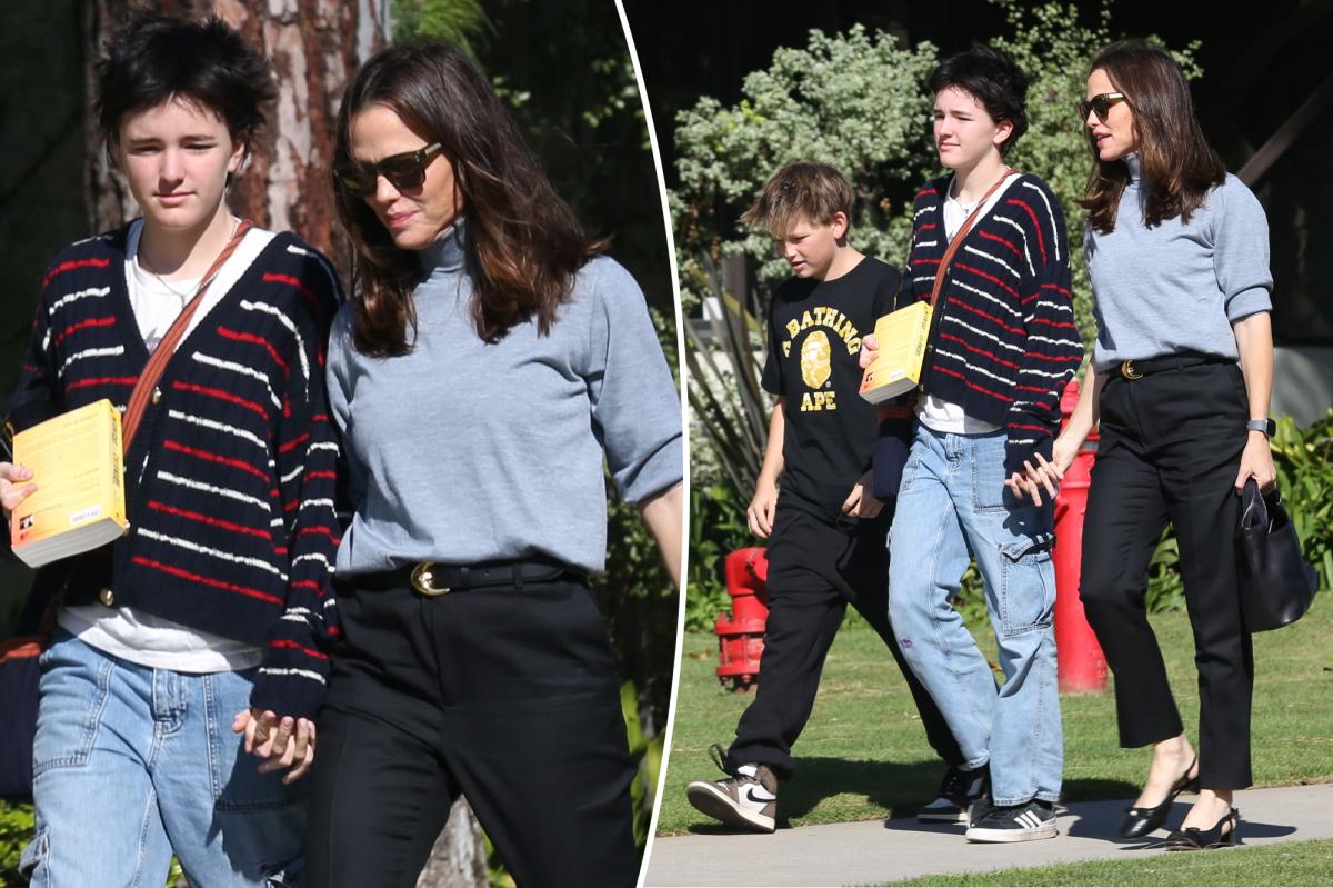 webnexttech | Jennifer Garner holds hands with Seraphina Affleck, 15, during family church outing